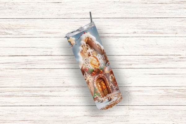 Thermobecher mit festlichem Lebkuchenhaus-Design, winterliche Details auf hellem Holzuntergrund – perfekter Begleiter für die Weihnachtszeit.